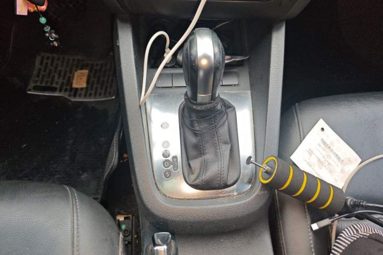 Used Volkswagen Sagitar 2014 1.6L Automatic Comfort Model Gear Lever
