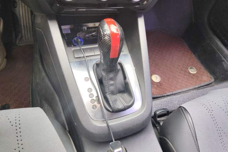 Used Volkswagen Sagitar 2014 1.6L Automatic Comfort Model Gear Lever