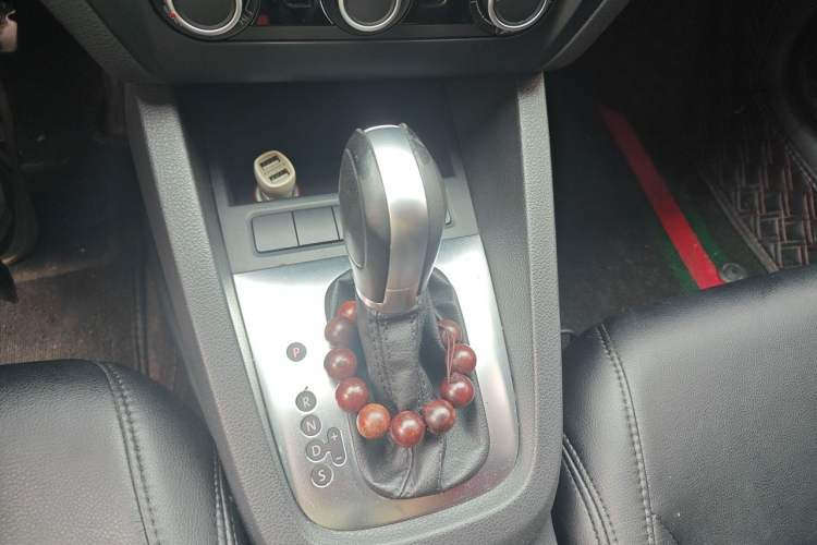 Used Volkswagen Sagitar 2014 Revised Version 1.6L Automatic Comfort Edition Gear Lever