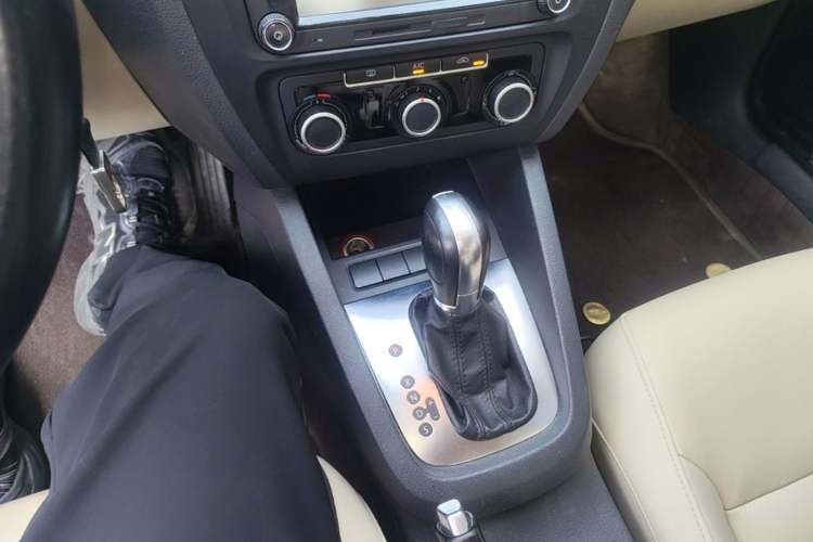 Used Volkswagen Sagitar 2014 Revised Version 1.6L Automatic Comfort Edition Gear Lever