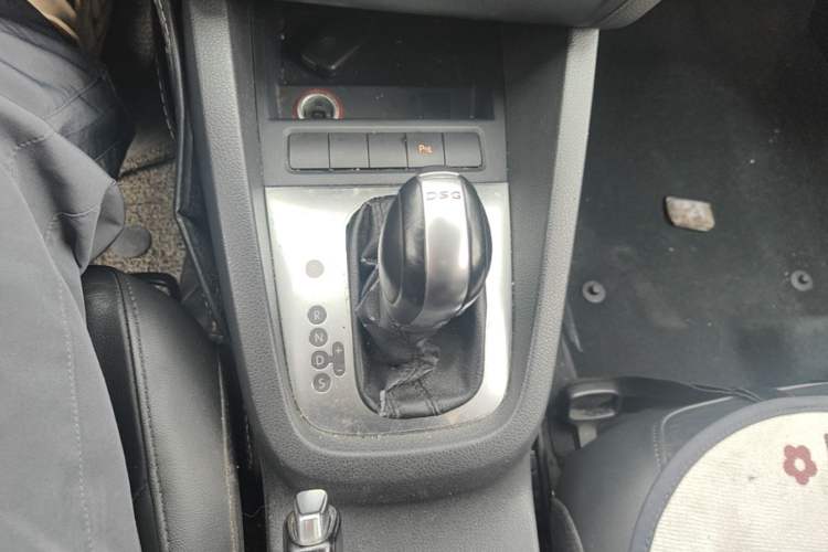 Used Volkswagen Sagitar 2014 Revised Version 1.4TSI Automatic Luxury Edition Gear Lever