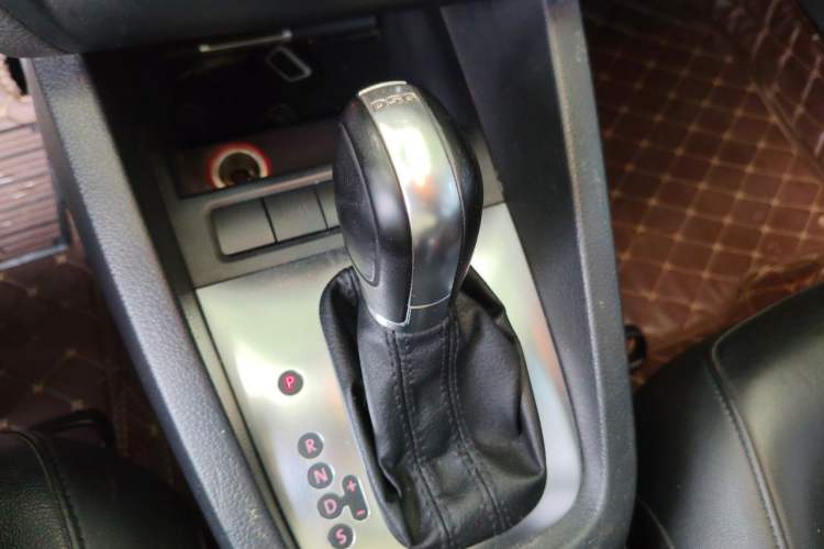 Used Volkswagen Sagitar 2014 1.4TSI Automatic Luxury Model Gear Lever