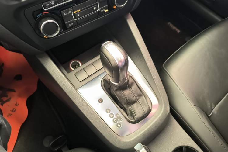 Used Volkswagen Sagitar 2014 Revised Version 1.4TSI Automatic Luxury Edition Gear Lever