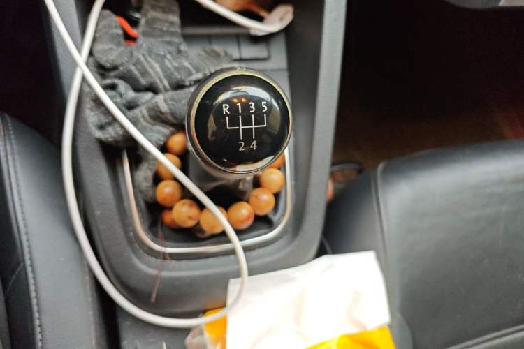 Used Volkswagen Sagitar 2014 1.6L Manual Comfort Model Gear Lever