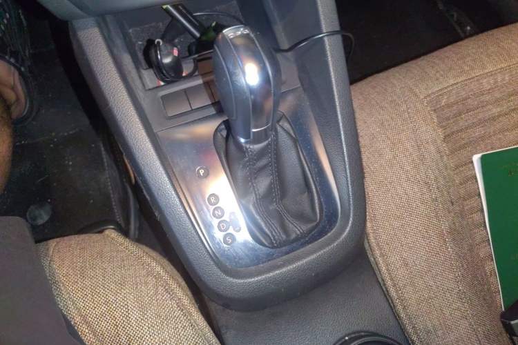 Used Volkswagen Sagitar 2014 Revised Version 1.4TSI Automatic Luxury Edition Gear Lever