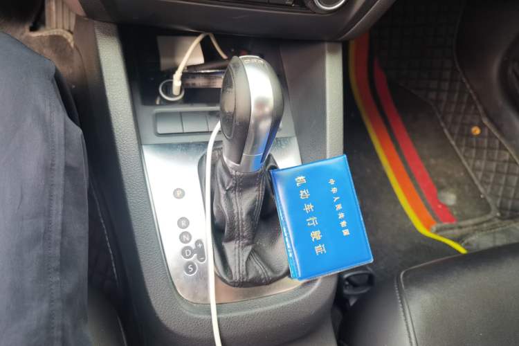 Used Volkswagen Sagitar 2014 1.4TSI Automatic Luxury Model Gear Lever
