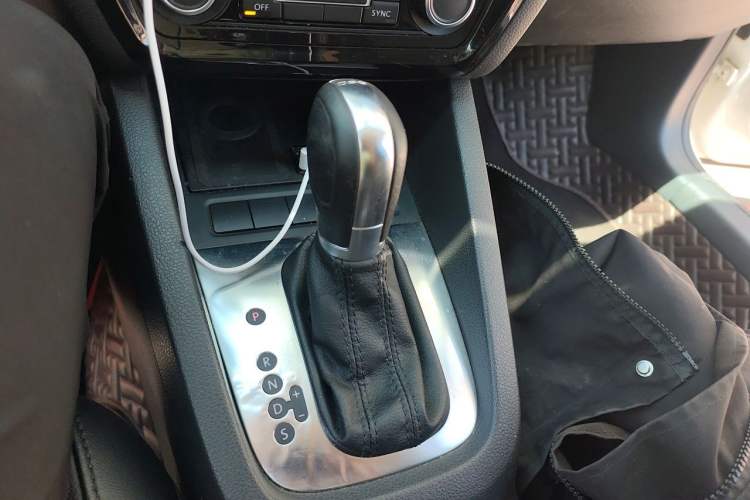 Used Volkswagen Sagitar 2014 Revised Version 1.4TSI Automatic Luxury Edition Gear Lever