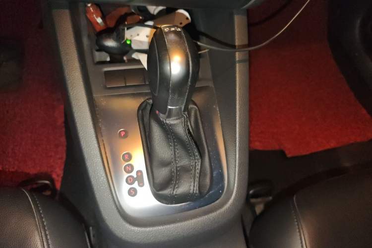 Used Volkswagen Sagitar 2014 Revised Version 1.4TSI Automatic Luxury Edition Gear Lever