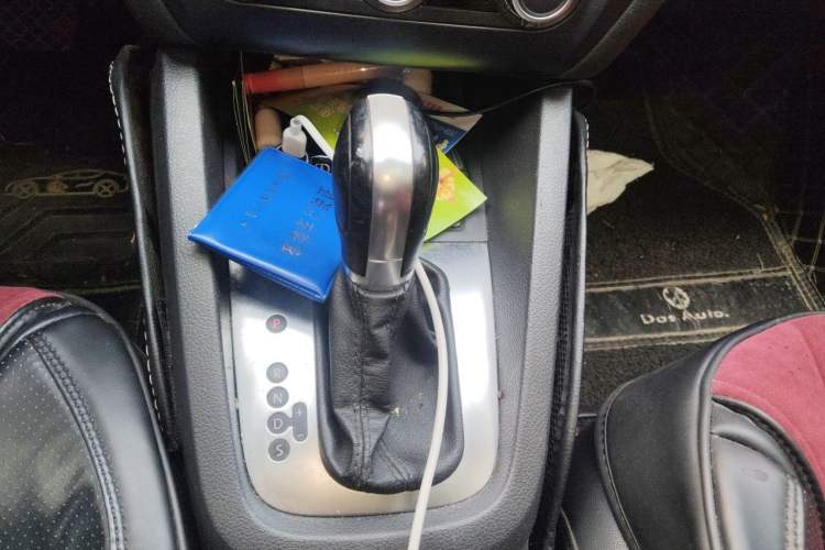 Used Volkswagen Sagitar 2014 1.6L Automatic Comfort Model Gear Lever