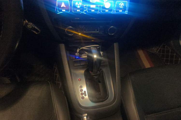 Used Volkswagen Sagitar 2014 1.4TSI Automatic Luxury Model Gear Lever
