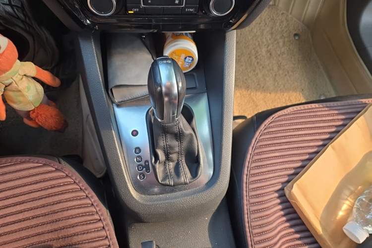 Used Volkswagen Sagitar 2014 Revised Version 1.4TSI Automatic Luxury Edition Gear Lever