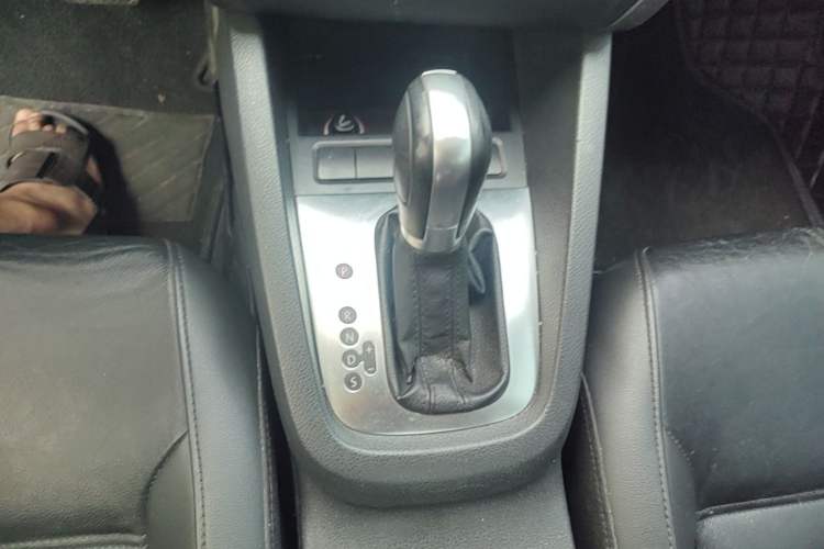 Used Volkswagen Sagitar 2014 1.6L Automatic Comfort Model Gear Lever