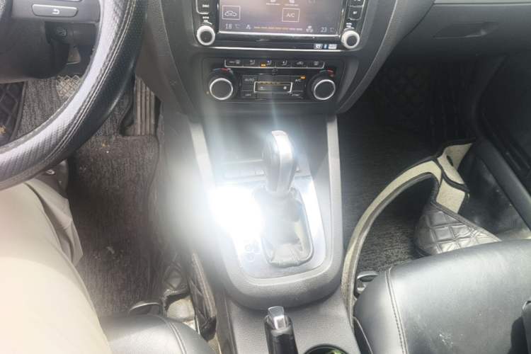 Used Volkswagen Sagitar 2014 Revised Version 1.4TSI Automatic Luxury Edition Gear Lever