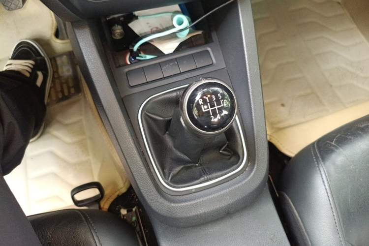 Used Volkswagen Sagitar 2014 Revised Version 1.6L Manual Comfort Edition Gear Lever