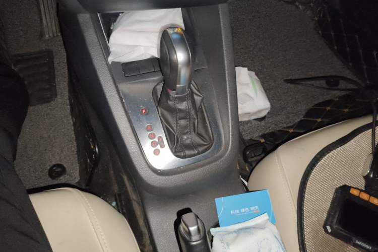 Used Volkswagen Sagitar 2014 1.4TSI Automatic Luxury Model Gear Lever