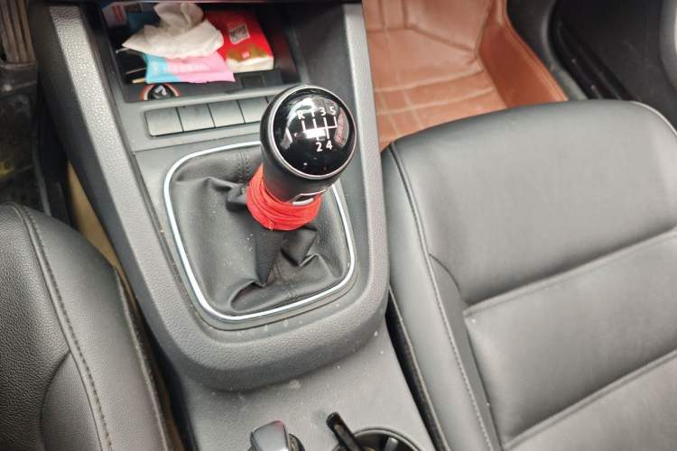 Used Volkswagen Sagitar 2014 Revised Version 1.6L Manual Comfort Edition Gear Lever
