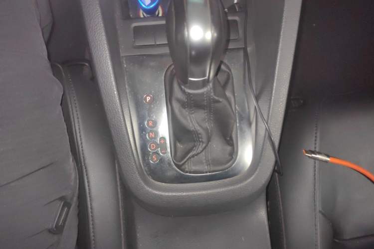 Used Volkswagen Sagitar 2014 Revised Version 1.4TSI Automatic Luxury Edition Gear Lever
