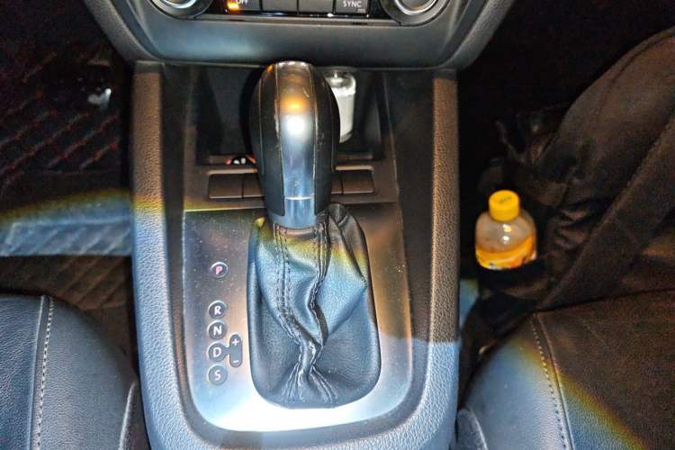 Used Volkswagen Sagitar 2014 Revised Version 1.4TSI Automatic Luxury Edition Gear Lever
