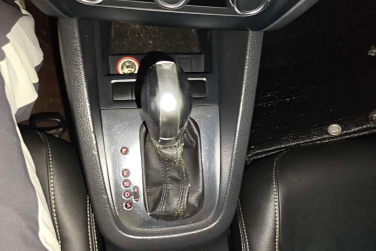 Used Volkswagen Sagitar 2014 Revised Version 1.6L Automatic Comfort Edition Gear Lever