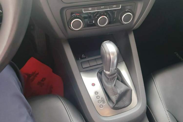 Used Volkswagen Sagitar 2014 Revised Version 1.6L Automatic Comfort Edition Gear Lever