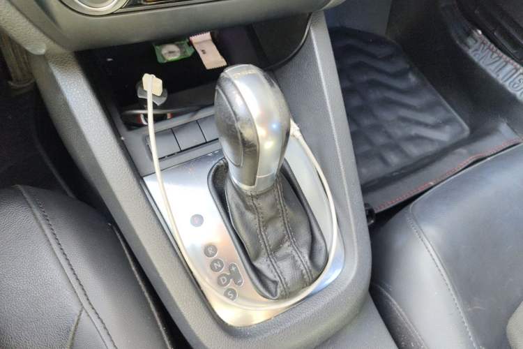 Used Volkswagen Sagitar 2014 Revised Version 1.4TSI Automatic Luxury Edition Gear Lever