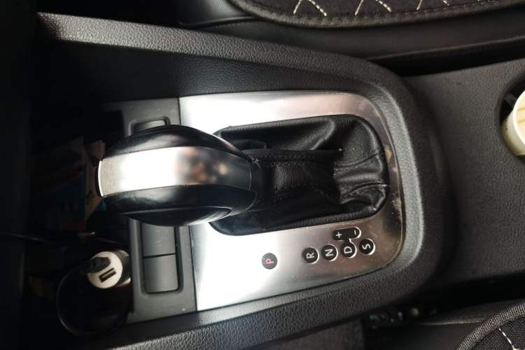 Used Volkswagen Sagitar 2014 1.6L Automatic Comfort Model Gear Lever