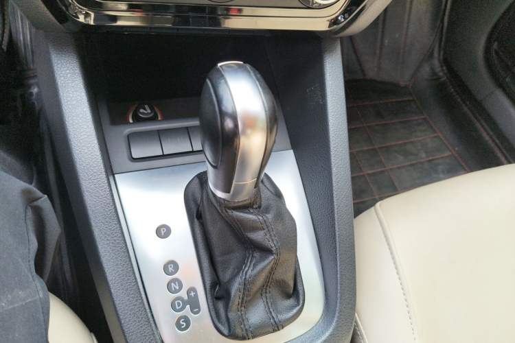 Used Volkswagen Sagitar 2014 1.6L Automatic Comfort Model Gear Lever