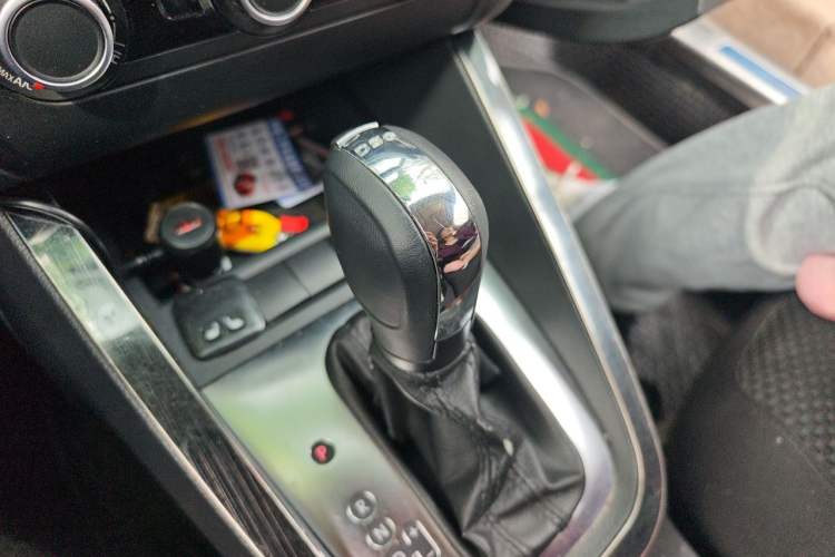 Used Volkswagen Sagitar 2014 Revised Version 1.4TSI Automatic Fashion Edition Gear Lever