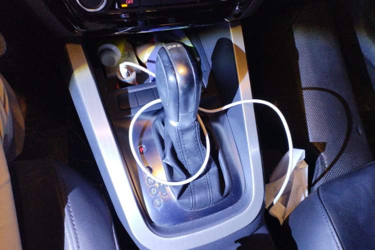 Used Volkswagen Sagitar 2014 1.4TSI Automatic Luxury Model Gear Lever