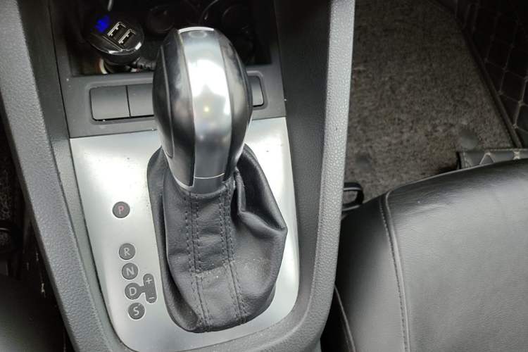 Used Volkswagen Sagitar 2014 Revised Version 1.6L Automatic Comfort Edition Gear Lever
