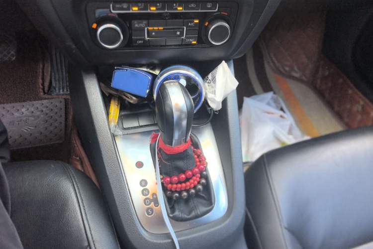 Used Volkswagen Sagitar 2014 Revised Version 1.4TSI Automatic Luxury Edition Gear Lever
