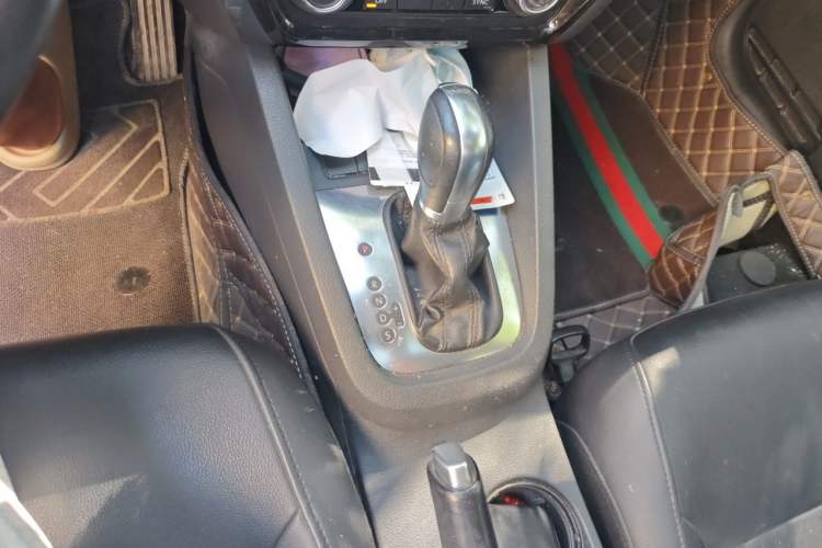 Used Volkswagen Sagitar 2014 1.4TSI Automatic Luxury Model Gear Lever