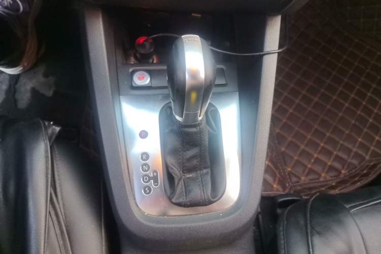 Used Volkswagen Sagitar 2014 1.4TSI Automatic Luxury Model Gear Lever