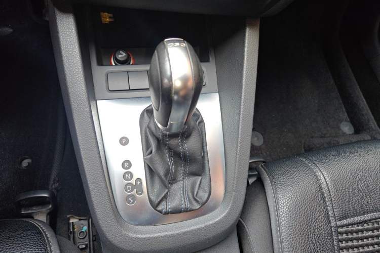 Used Volkswagen Sagitar 2014 Revised 1.4TSI BlueMotion Edition Gear Lever
