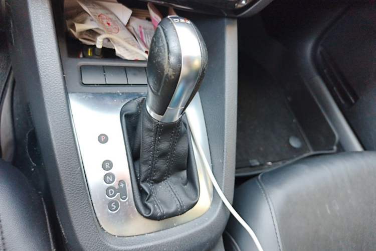 Used Volkswagen Sagitar 2014 1.4TSI Automatic Luxury Model Gear Lever