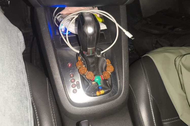 Used Volkswagen Sagitar 2014 1.6L Automatic Comfort Model Gear Lever