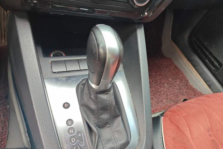 Used Volkswagen Sagitar 2014 Revised Version 1.6L Automatic Comfort Edition Gear Lever