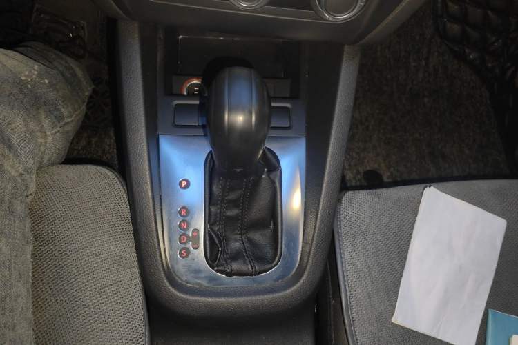 Used Volkswagen Sagitar 2014 1.6L Automatic Comfort Model Gear Lever