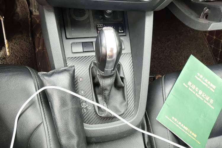 Used Volkswagen Sagitar 2014 1.4TSI Automatic Luxury Model Gear Lever