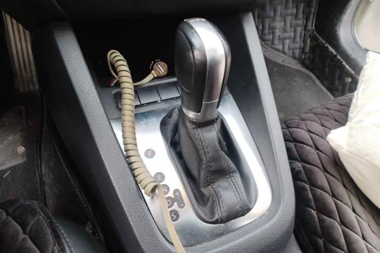 Used Volkswagen Sagitar 2014 Revised Version 1.4TSI Automatic Luxury Edition Gear Lever