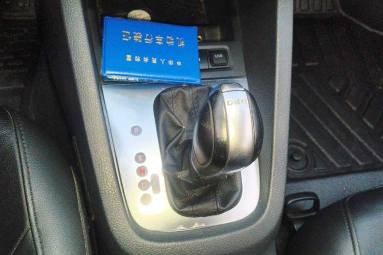 Used Volkswagen Sagitar 2014 1.4TSI Automatic Luxury Model Gear Lever
