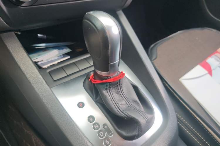 Used Volkswagen Sagitar 2014 Revised Version 1.6L Automatic Comfort Edition Gear Lever