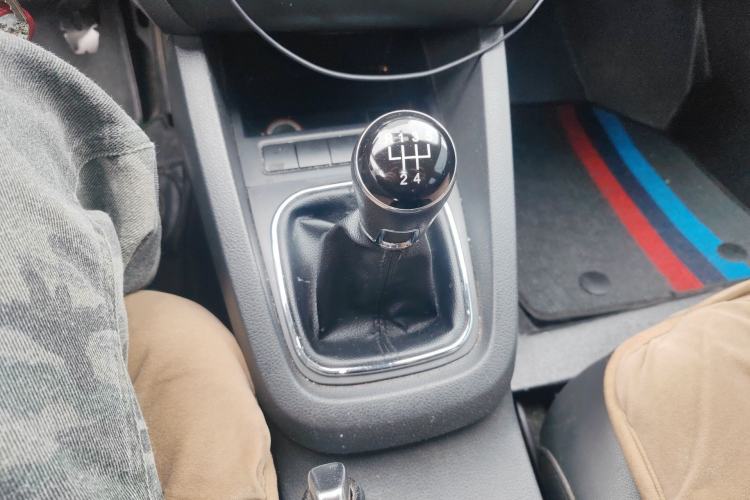 Used Volkswagen Sagitar 2014 1.6L Manual Comfort Model Gear Lever