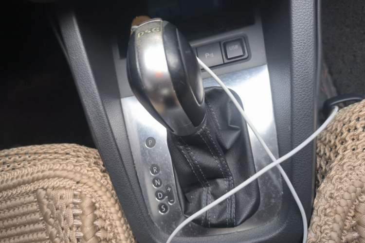 Used Volkswagen Sagitar 2014 1.4TSI BlueMotion Edition Gear Lever