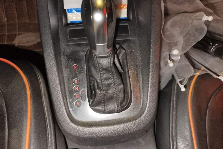 Used Volkswagen Sagitar 2014 1.6L Automatic Comfort Model Gear Lever