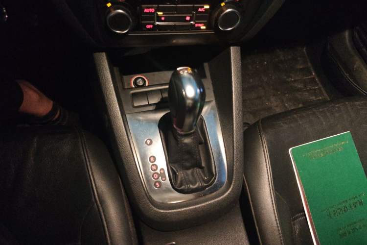 Used Volkswagen Sagitar 2014 1.6L Automatic Comfort Model Gear Lever