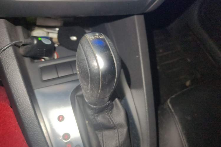 Used Volkswagen Sagitar 2014 Revised Version 1.4TSI Automatic Luxury Edition Gear Lever