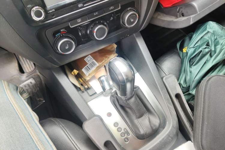 Used Volkswagen Sagitar 2014 1.6L Automatic Comfort Model Gear Lever