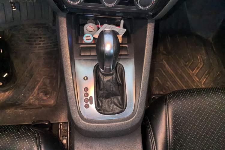 Used Volkswagen Sagitar 2014 Revised Version 1.6L Automatic Comfort Edition Gear Lever
