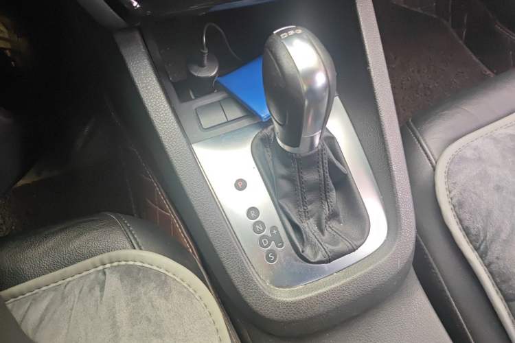 Used Volkswagen Sagitar 2014 Revised Version 1.4TSI Automatic Luxury Edition Gear Lever